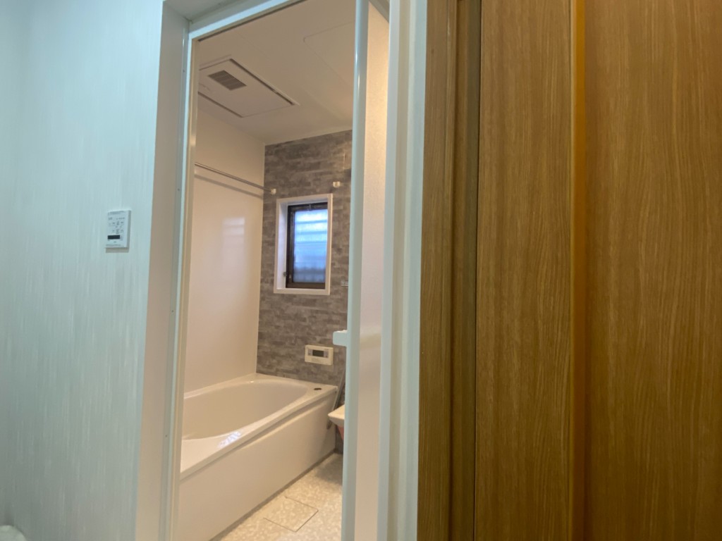 入口は折り戸になっております。今回施工を行わせて頂き誠にありがとう。ございました。