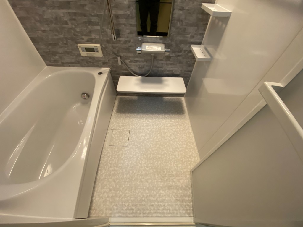 床はTOTO　ホッカラリ床となりクッション性に優れた床材となります。