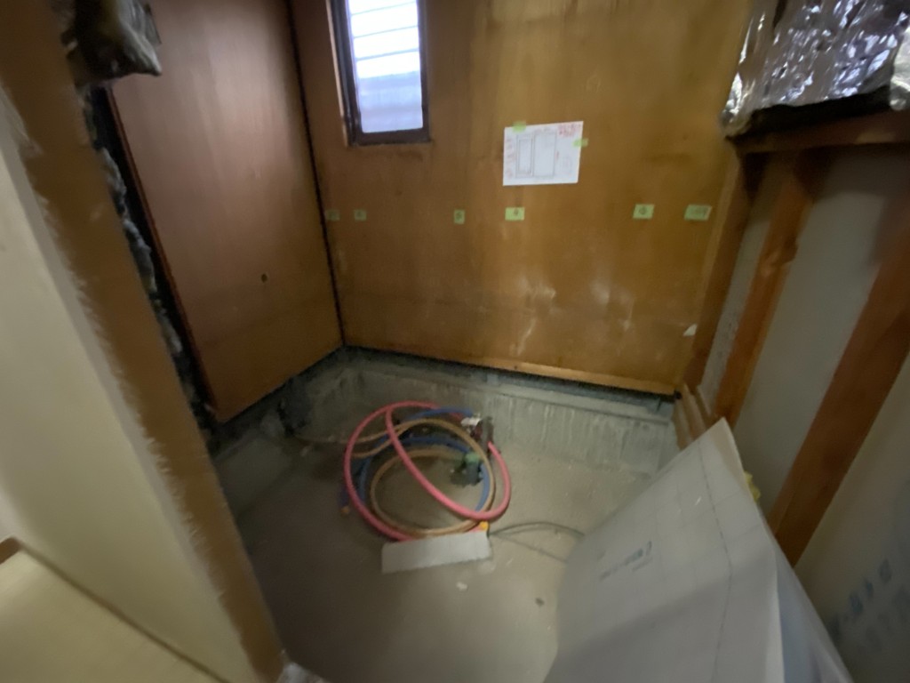 既存ユニットは16㎝ほどユニットに入る入口が下がっており今回フラットご希望の為、高さを調整致しました。