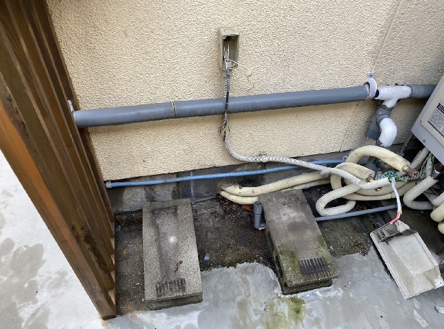 施工中<br />既存のヒートポンプを撤去します。