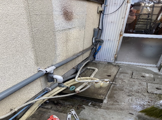 施工中<br />既存のエコキュートを撤去します。