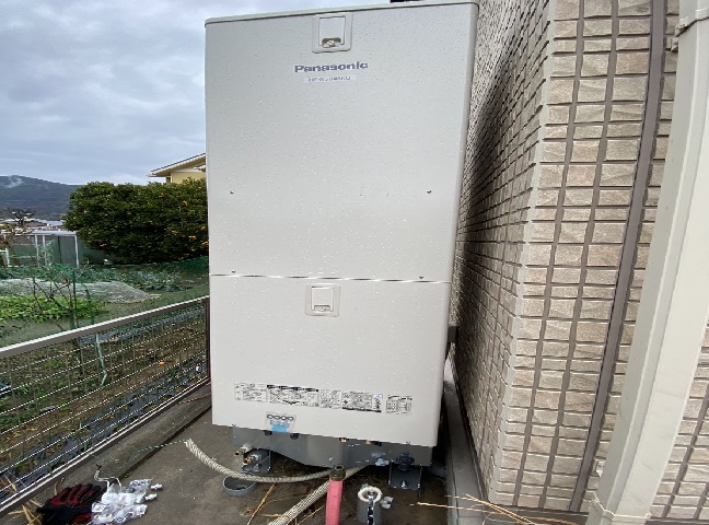 施工中<br />既存エコキュート取り外し、<br />新規エコキュート設置<br />エコキュート設置前にステンレスのアンカーボルトでしっかり固定した後、配管工事をします。