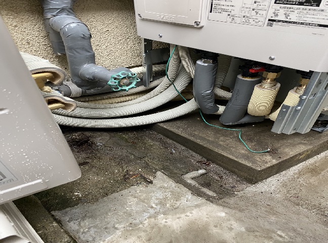 施工中<br />既存エコキュート撤去後、新規のエコキュートを設置し配管を接続します。<br />エコキュート設置前にステンレスのアンカーボルトでしっかり固定した後、配管工事をします。