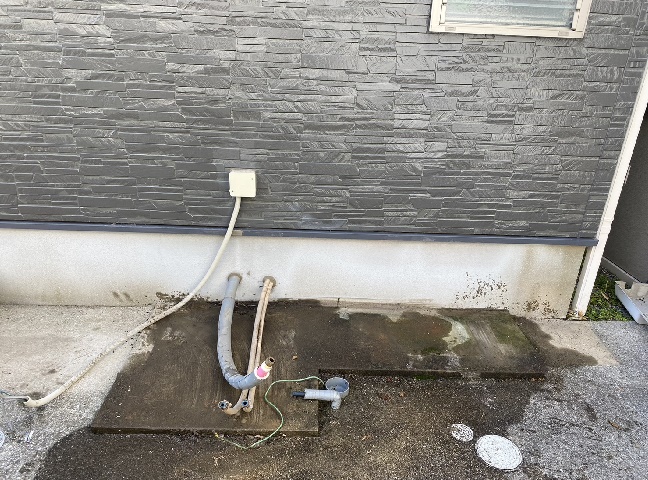 施工中<br />既存のエコキュートを撤去します。