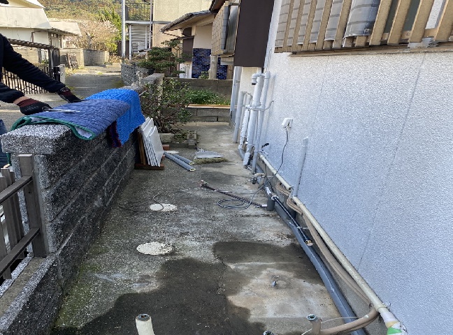 施工中<br />既存の電気温水器を撤去します。