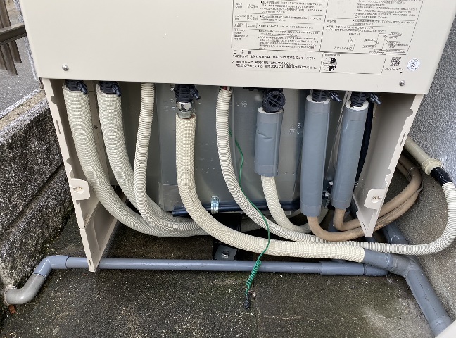 施工中<br />
配管を接続します<br />
エコキュート設置前にアンカーボルトでしっかり固定した後、配管工事をします。<br />
