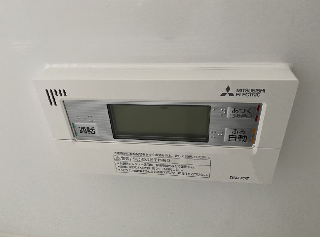 施工後<br />お風呂リモコン<br />コーキングで防水処理をして綺麗に設置します。