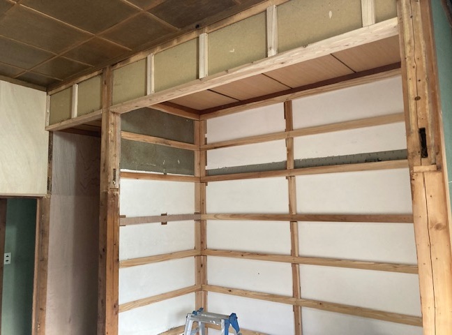 施工中<br />
押し入れを解体して下地を貼っていきます。