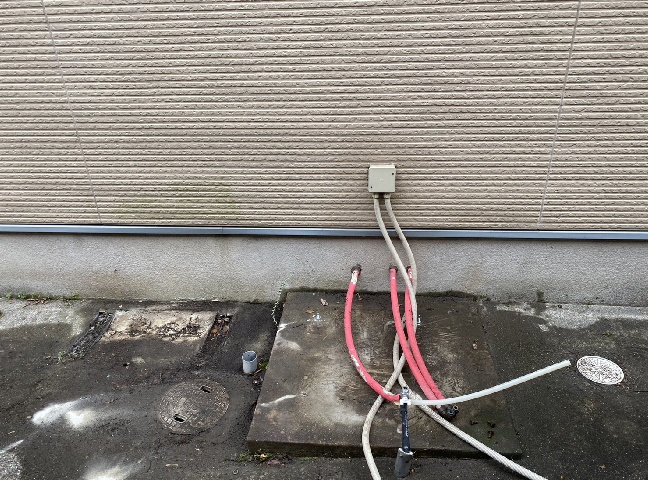 施工中<br />既存のエコキュートを撤去します。