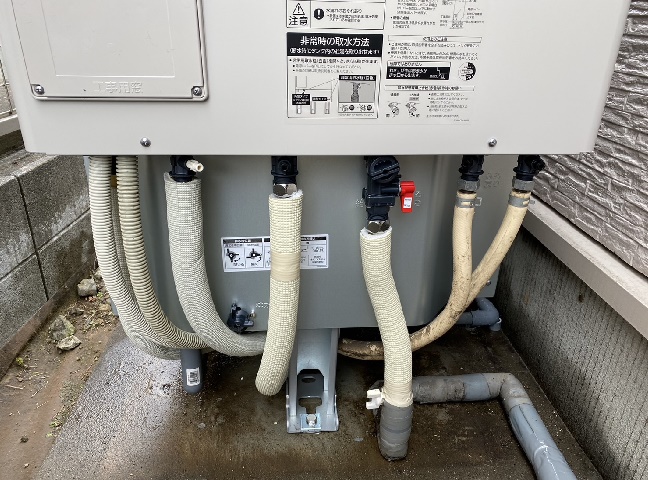 施工中<br />新規のエコキュート設置<br />エコキュート設置前にステンレスのアンカーボルトでしっかり固定した後、配管工事をします。