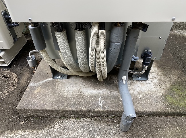 施工中<br />新規エコキュート設置<br />エコキュート設置前にステンレスのアンカーボルトでしっかり固定した後、配管工事をします。