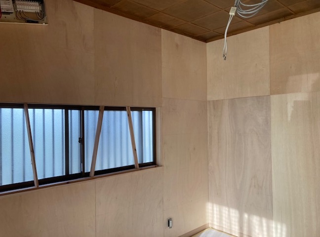 施工中<br />
壁クロス施工中