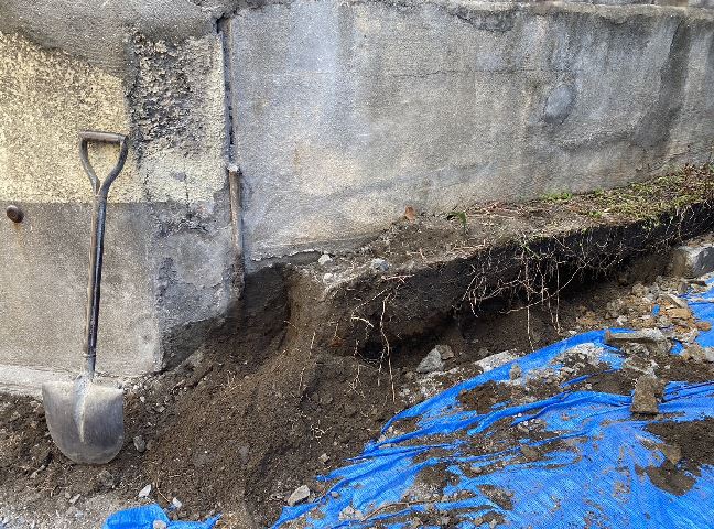 施工中<br />
コンクリートブロックを斫って土を取り除きます。