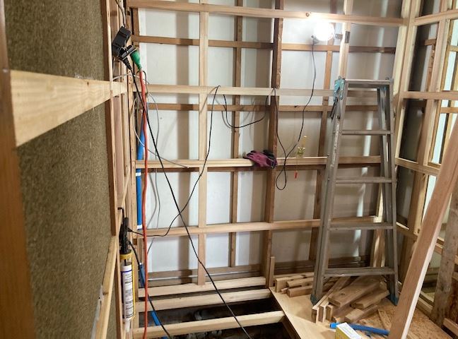 施工中<br />天井壁下地工事をします。