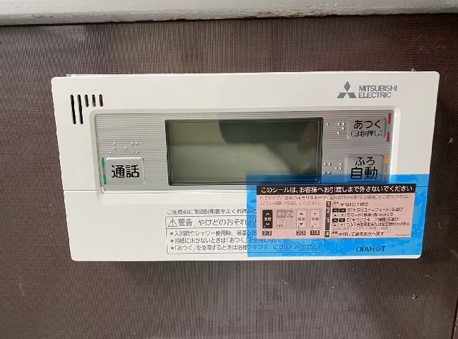 施工後<br />浴室リモコンです。<br />水が入らないようにしっかりコーキングします。