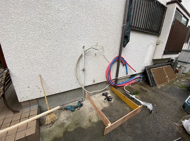 施工中<br />
地面が斜面になっているので撤去後土間打ち工事をします。