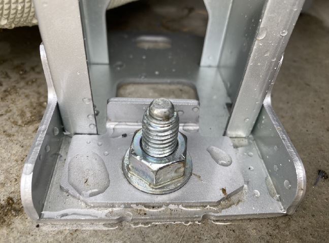 施工中<br />エコキュート設置前にアンカーボルトでしっかり固定した後、配管工事をします。<br />エコキュートタンクに水が入ると400㌔から５００㌔の重さになるのでアンカーボルトでしっかり固定します。