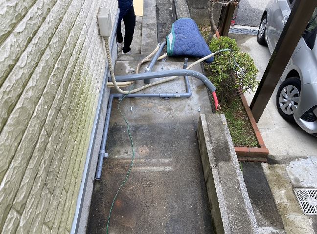 施工中<br />既存のエコキュートを撤去します。