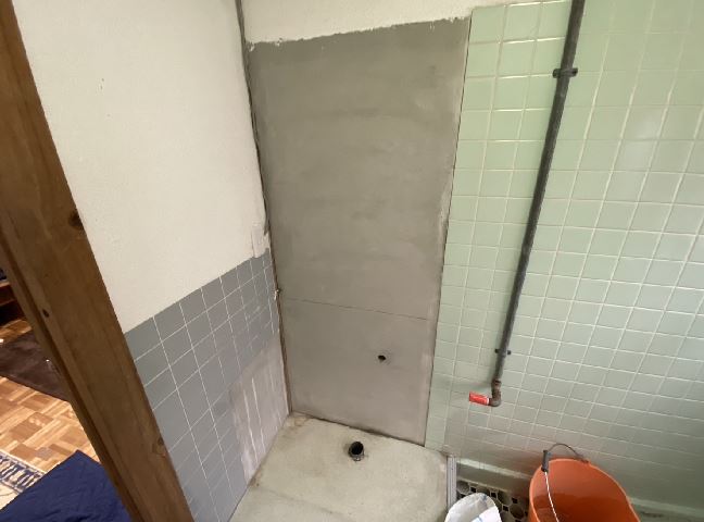 施工中<br />既存の洗面台を撤去します。<br />今回はコンセント工事とバルブ取付工事もしました。