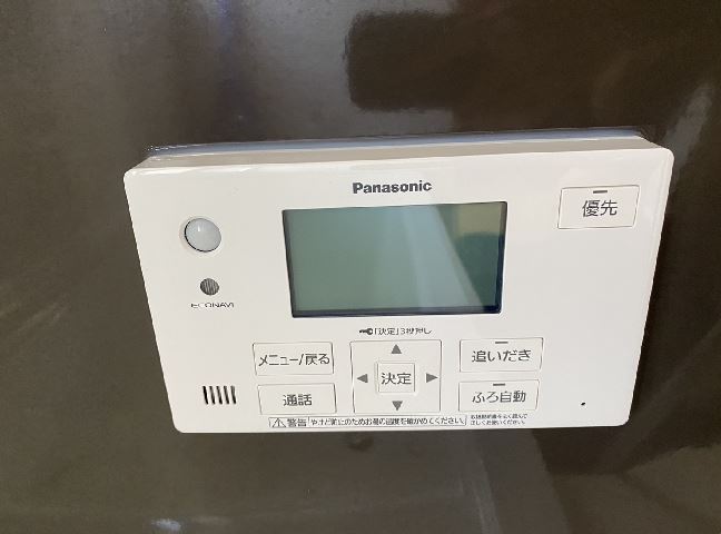 施工後<br />浴室リモコンです。リモコンの周りはコーキングをして水が入らないようにします。