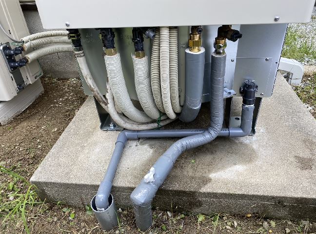 施工中<br />新規のエコキュートを設置後配管工事をします。