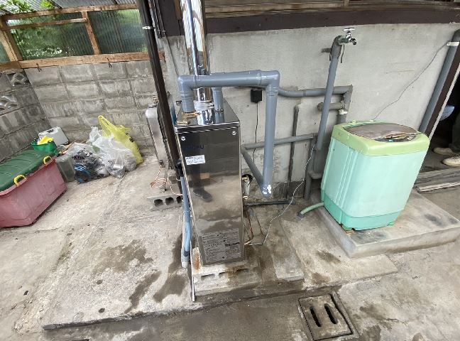 施工中<br />新規の機種を設置して配管工事をします。<br />今回は追いだき配管が古くなっていたので追いだき配管の交換もしました。