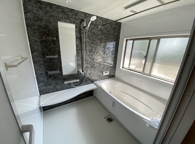施工後<br />
設置したのはLIXIL　リノビオVです。<br />
人工大理石のルフレトーン浴槽で高級感ある浴室になりました！
