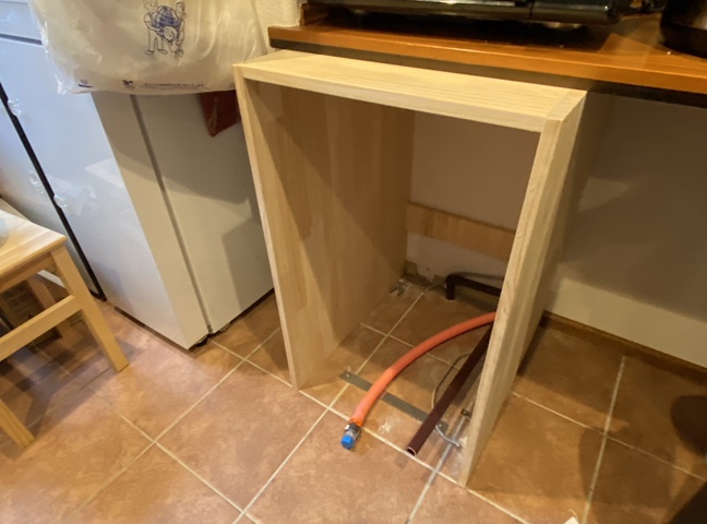 施工中<br />食洗器周りの枠を造作して設置、給水、排水分岐工事もします。