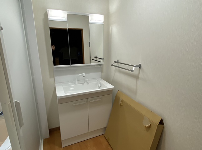 施工後<br />TOTO　Vシリーズ　W750　三面鏡を設置、天井・壁はクロスを貼りました。床は、クッションフロアを貼って、脱衣所が使いやすくなりました！