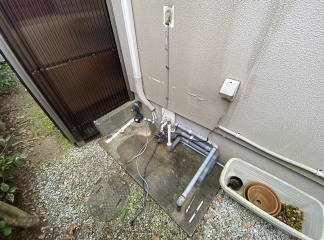 施工中<br />既存給湯器撤去後です。<br />配管工事をします。