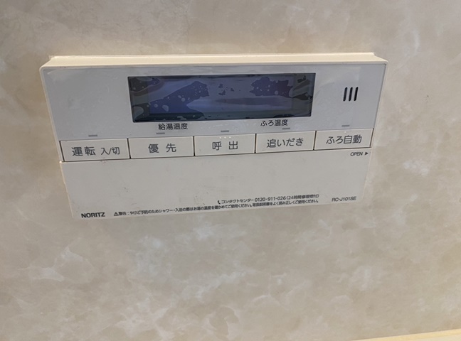 施工後の浴室リモコンです。水が入らないようにコーキングをしっかりとします。