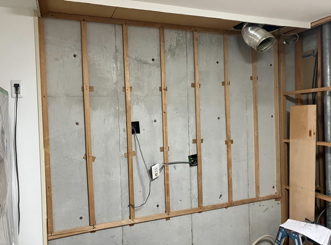 施工中<br />解体後です。<br />給排水移設工事やガス工事、電気工事をします。