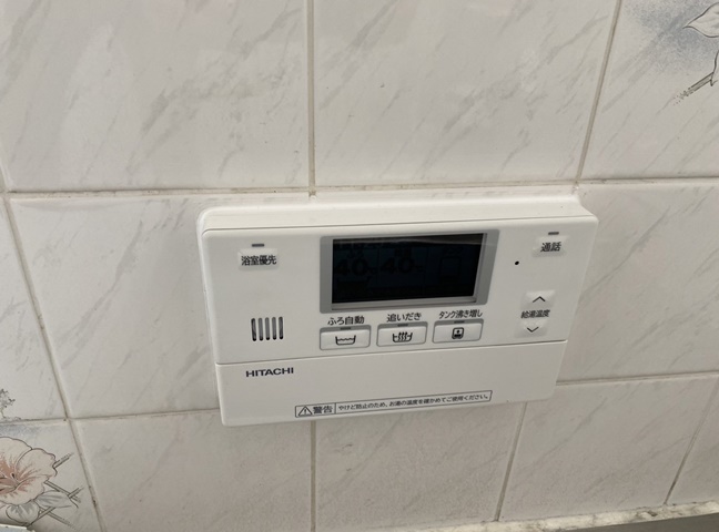 施工後の浴室リモコンです。<br />水が入らないようにしっかりとコーキングをします。