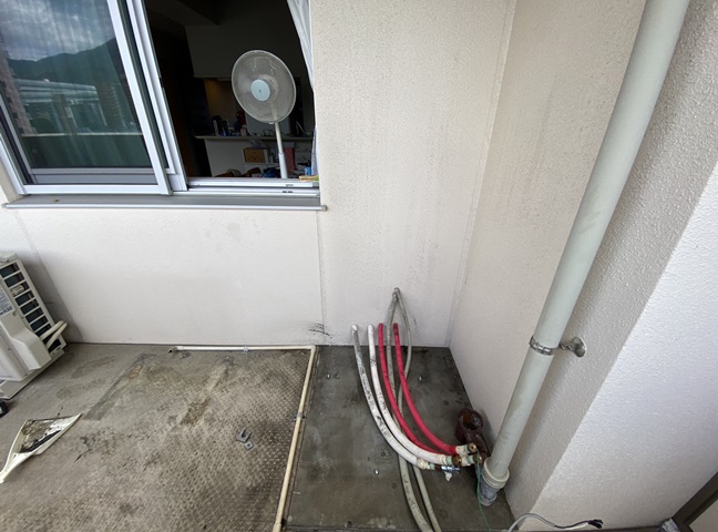 施工中<br />撤去後の写真になります。<br />新しいエコキュートを設置していきます。