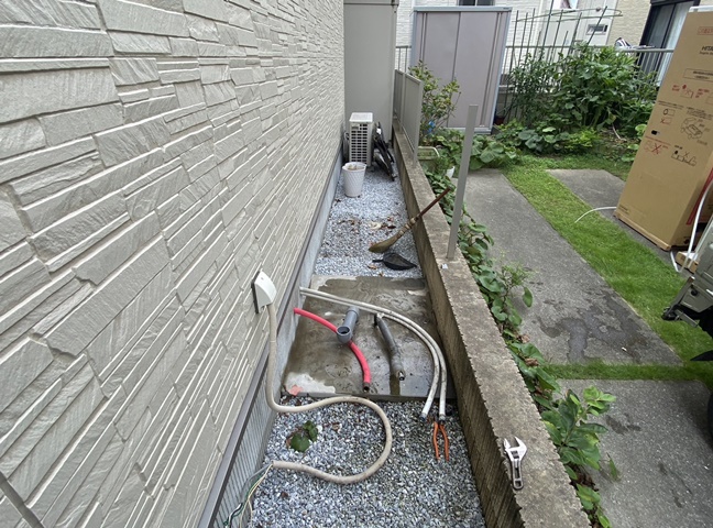 施工中<br />既存の電気温水器を撤去します。