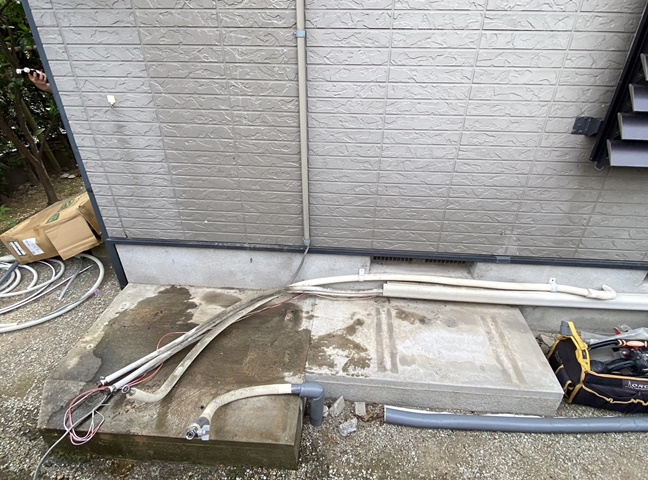 施工中<br />撤去後の写真です。<br />新しいエコキュートを設置する前に掃除をして設置していきます。