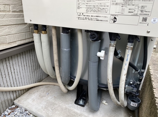 施工中<br />エコキュート設置前にアンカーボルトでしっかり固定した後、配管工事をします。