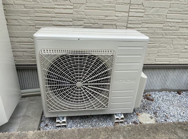 施工後のヒートポンプです。<br />今回は電気温水器からエコキュートへの交換工事になるので、ヒートポンプも設置します。<br />ヒートポンプの設置場所はお客様と相談して決めます。