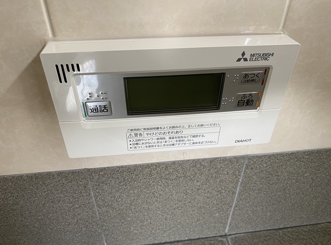 施工後の浴室リモコンです。<br />水が入らないようにしっかりとコーキングします。