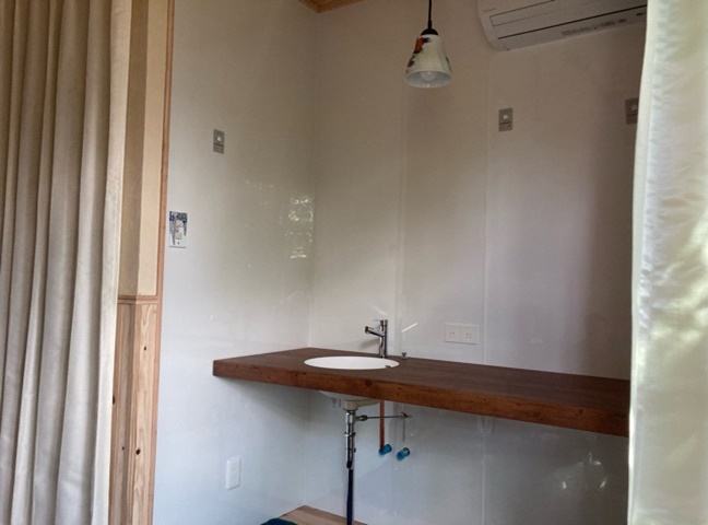 施工後<br />洗面台を設置しました。<br />設置したのは、アイカ　スタイリッシュカウンターです。壁には磁石が取付できるパネルを貼っています。