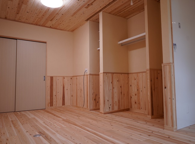 施工後<br />
畳の部屋も無垢杉板フローリングにやり替えました。杉板のいい香りがします！