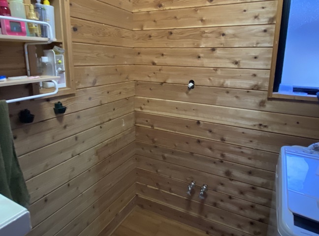 施行中<br />撤去後です。給排水移設工事、電気工事をしていきます。