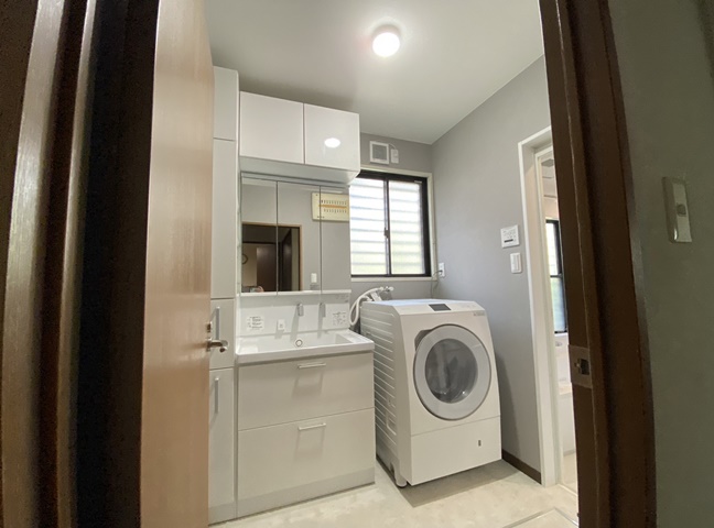 施工後<br />脱衣所の換気扇、照明金具、洗濯機用水栓金具、排水金具も変えました。<br />壁、天井クロス工事、クッションフロアも変えます。