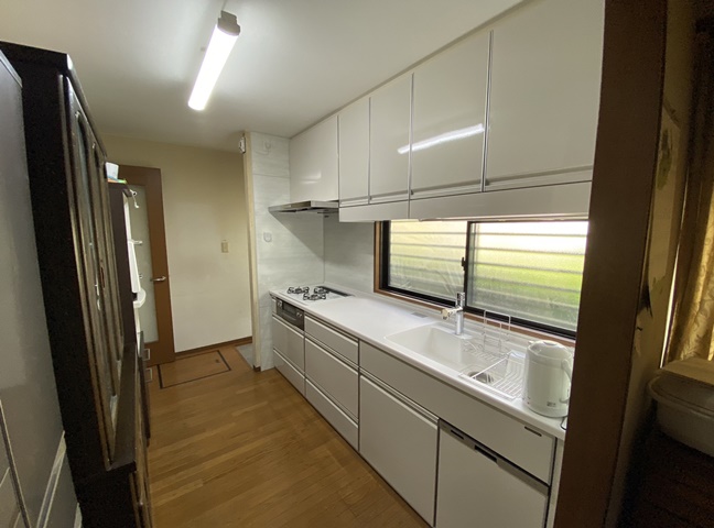 施工後<br />設置したキッチンはタカラスタンダード　トレーシアです。<br />丈夫でお手入れのしやすいホーロー素材ですので、いつまでもキレイで清潔なキッチンに保つことができ、長く快適に使えます！