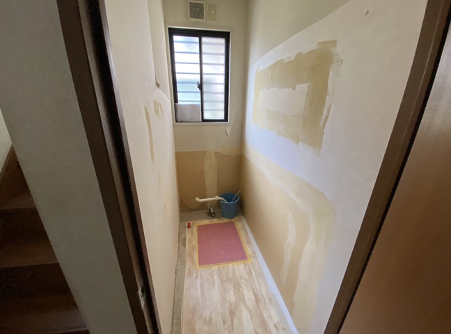 施行中<br />撤去後、壁補強工事、天井、壁クロス工事、クッションフロアもやり替えます。