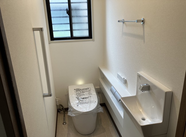 施工後<br />
設置したトイレは、TOTO　ネオレスト手洗い付きです。カウンターも設置しました。
