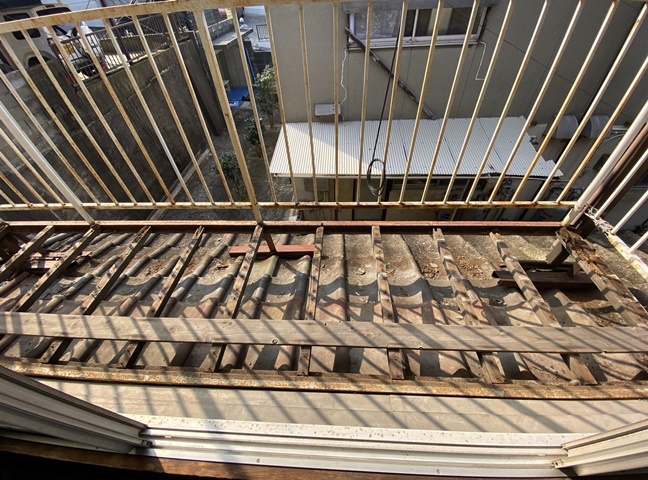 施工中<br />解体中です。<br />下の骨組みも撤去します。