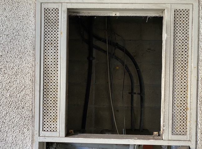 施行中<br />撤去後です。新しい給湯器を設置して、配管工事、電気工事をします。