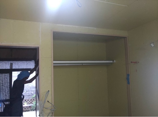 施行中<br />
内壁下地工事をします。ポール、枕棚を設置します。