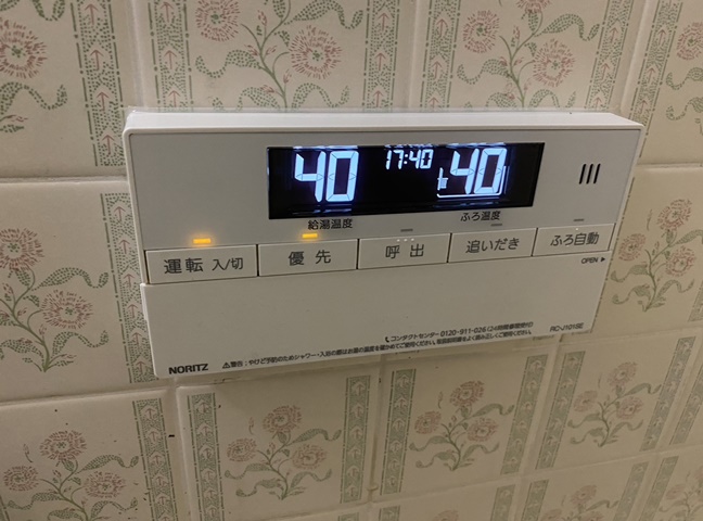 施工後の浴室リモコンです。水が入らないように周りをコーキングしています。